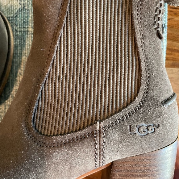 Ugg Faye Suede leather Chelsea heeled ankle boot in Taupe Color Mysterious 7.5 - Picture 13 of 15